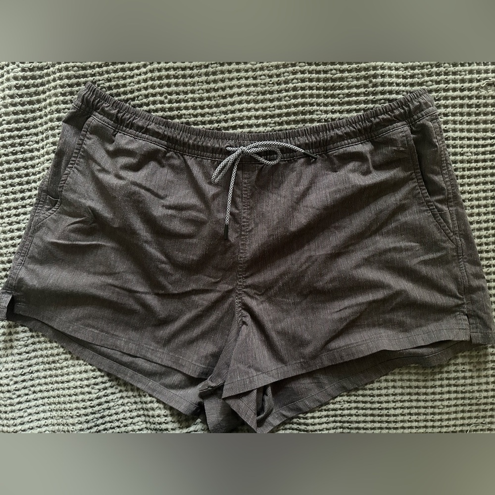 Athleta Marin 5” board shorts.  Black / gray.  Size 1X